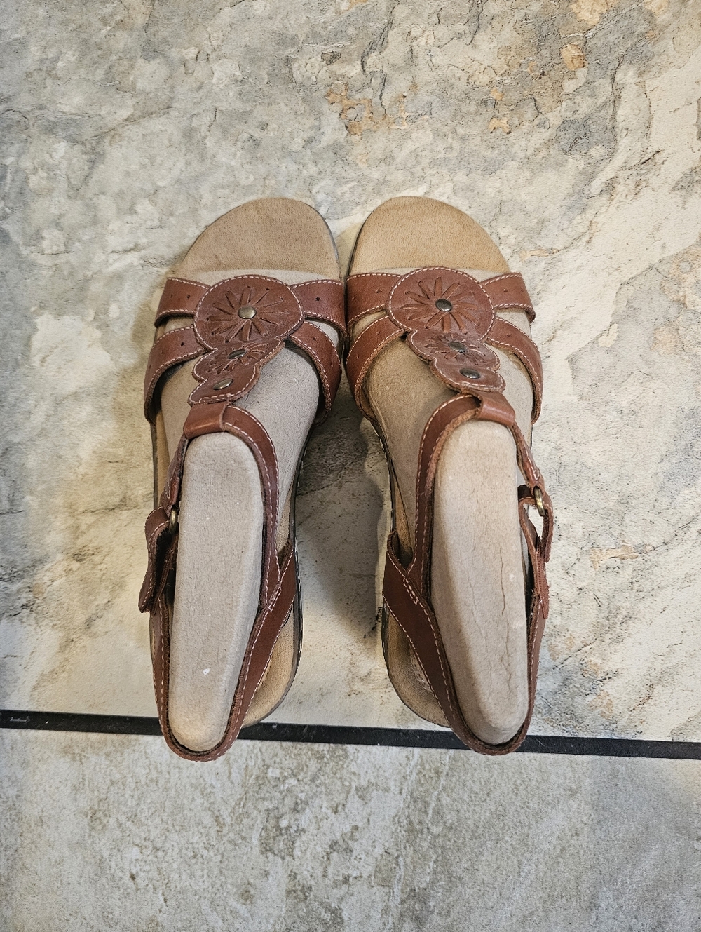 SOUL Naturalizer Brown Leather Floral T-Strap Wedge Sandals - Picture 3 of 6